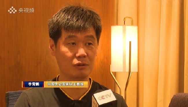 安家人正在一起开会，汇总并讨论近期各方面的情况。